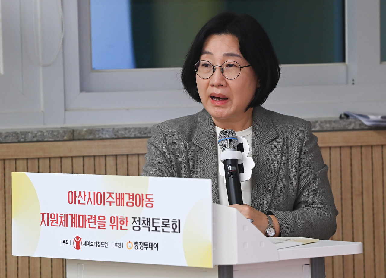 20일 충남 아산시 온양원도심 문화복합시설에서 열린 아산시 이주배경아동 지원체계 마련을 위한 정책토론회에서 양계민 한국청소년정책연구원 선임연구위원이 주제발표를 하고 있다. 김주형 기자 kjh2667_@cctoday.co.kr