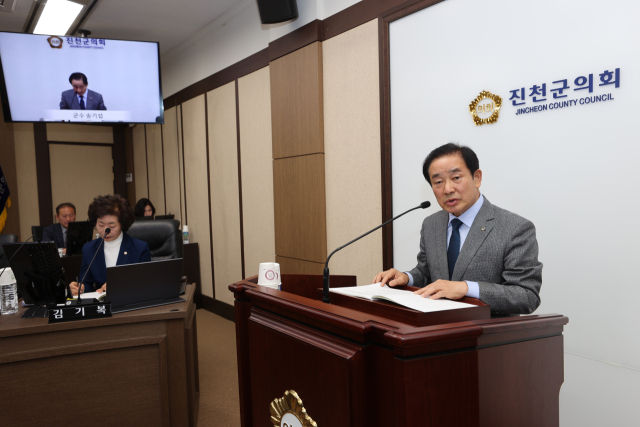 송기섭 진천군수가 진천군의회에서 시정연설을 통해 민선8기 동안 일궈온 분야별 군정성과에 대해 설명하고 있다. 진천군 제공