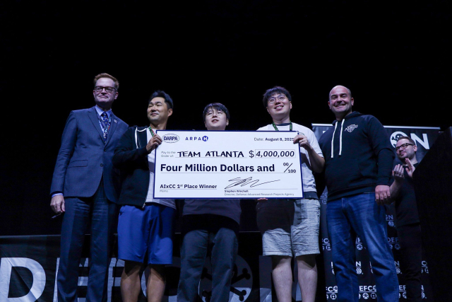 KAIST는 한형석 전산학부 동문과 윤인수 전기및전자공학부 부교수 동문이 ‘AI 사이버 챌린지(AIxCC)’에서 최종 우승한 ‘팀 애틀란타’ 우승 상금 중 1억 5000만원을 모교 KAIST에 기부했다고 23일 밝혔다. KAIST 제공