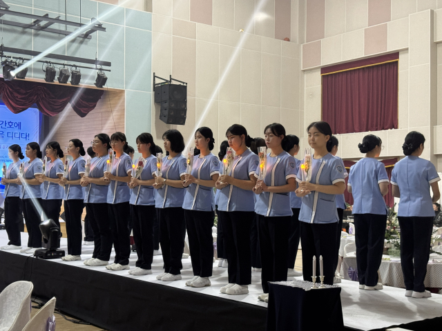 세종장영실고등학교 보건간호과 1학년 학생들이 지난 19일 교내 강당에서 ‘윤리강령 선서식’을 갖고 예비 보건의료인으로서의 책임과 소명을 가슴 깊이 새겼다. 세종장영실고 제공