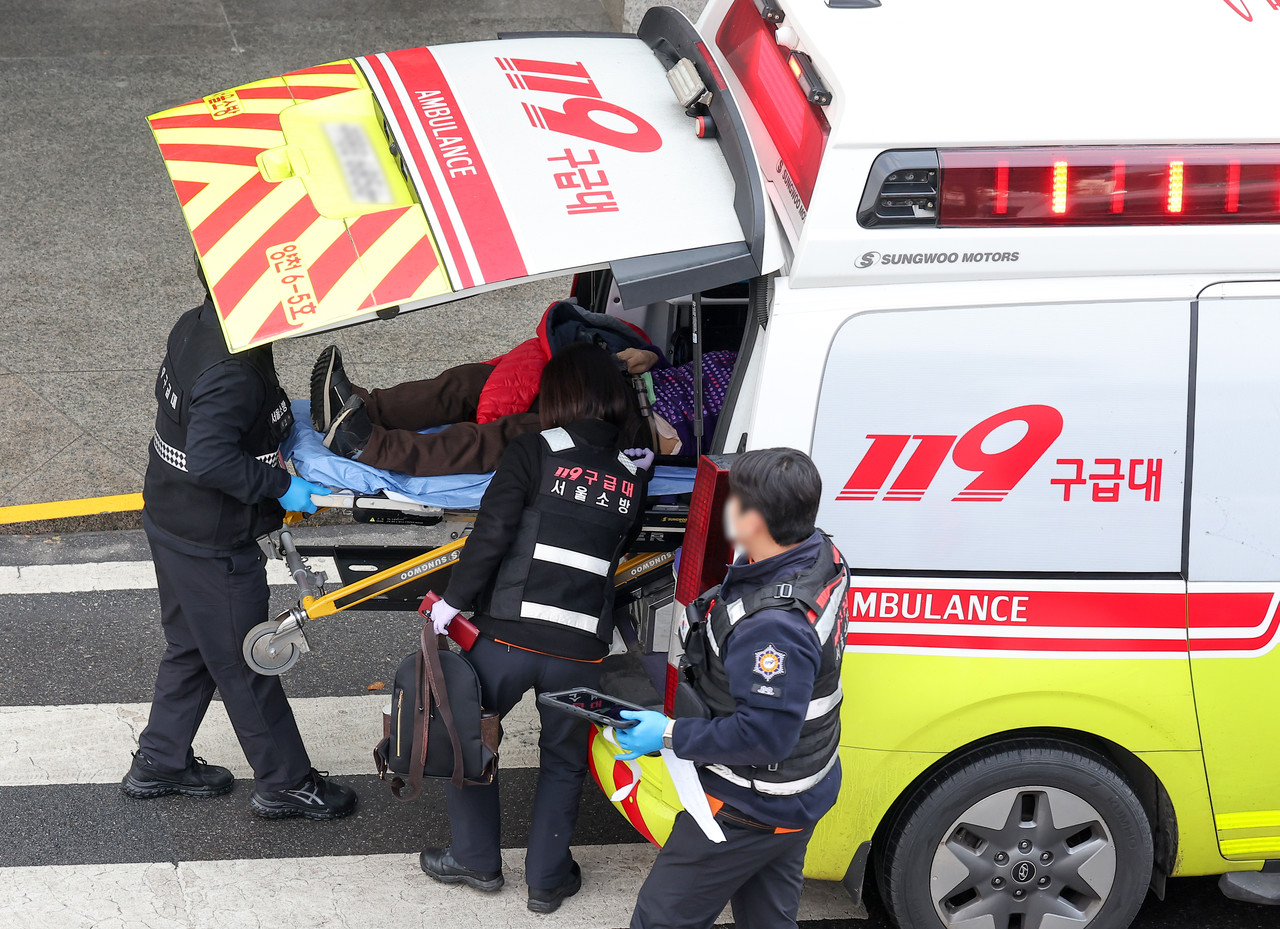 응급실로 이송되는 환자[연합뉴스 자료사진]