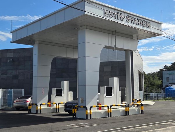 남부권 최초인 논산수소충전소 준공식이 21일 논산시 부적면에서 열렸다. 사진은 충전동. 충남도 제공. 