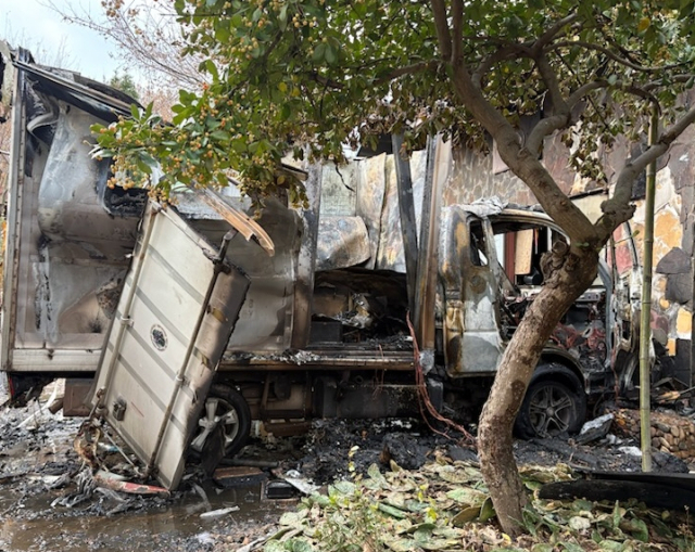 23일 오전 10시59분경 충남 홍성 은하면 한 단독주택 마당에 주차돼있던 캠핑카헤서 화재가 발생한 모습. 충남소방본부 제공