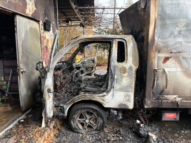 23일 오전 10시59분경 충남 홍성 은하면 한 단독주택 마당에 주차돼있던 캠핑카헤서 화재가 발생한 모습. 충남소방본부 제공