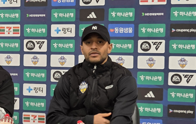 충남아산FC 공격수 데니손이 23일 오후 이순신종합운동장에서 치러진 ‘하나은행 K리그2 2025’ 39라운드 전남드래곤즈와의 경기를 마치고 수훈선수 인터뷰를 하고 있다. 사진=이재범 기자.