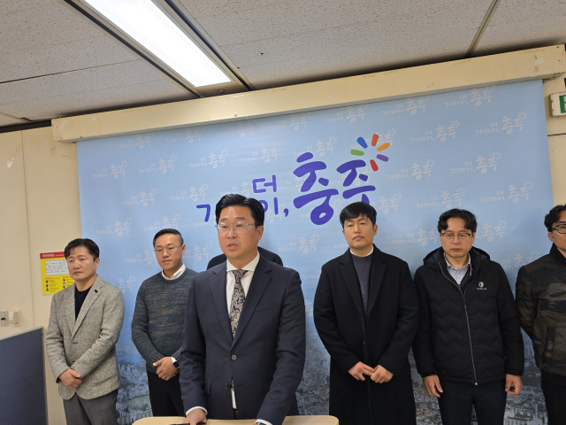 곽명환 충주시의회 부의장이 24일 오전 10시 충주시청에서 기자회견을 열어 내년 지방선거 충주시장 출마를 선언하고 있다.사진=김의상 기자