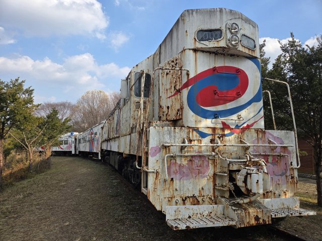 독립기념관 내부 밀레니엄숲에 설치된 통일열차 모습. 관리 부재로 인해 심각한 부식과 변색에 흉물로 방치되고 있다. 사진=이재범 기자.