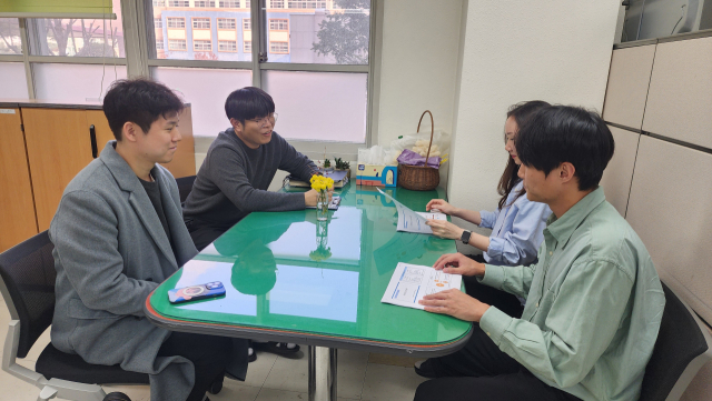 대전서부교육지원청 관계자(왼쪽)들이 신규 공무원을 대상으로 맞춤형 ‘찾아가는 컨설팅’을 진행하고 있다. 대전서부교육지원청 제공