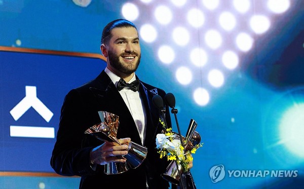 소감 밝히는 폰세. 연합뉴스 제공.