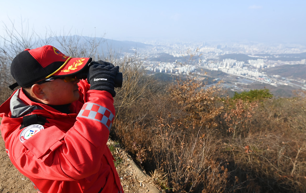 건조한 날씨가 이어지며 산불예방에 대한 주의가 요구되고 있는 가운데 24일 대전 동구청 공원녹지과 소속 산불감시원이 식장산 정상에서 산불감시 활동을 하고 있다. 김주형 기자 kjh2667_@cctoday.co.kr