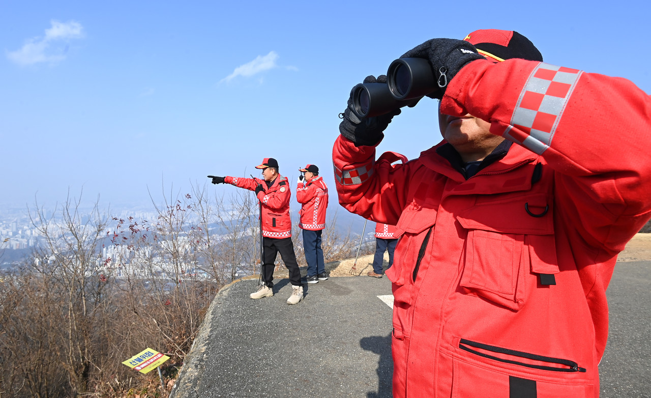 건조한 날씨가 이어지며 산불예방에 대한 주의가 요구되고 있는 가운데 24일 대전 동구청 공원녹지과 소속 산불감시원들이 식장산 정상에서 산불감시 활동을 하고 있다. 김주형 기자 kjh2667_@cctoday.co.kr