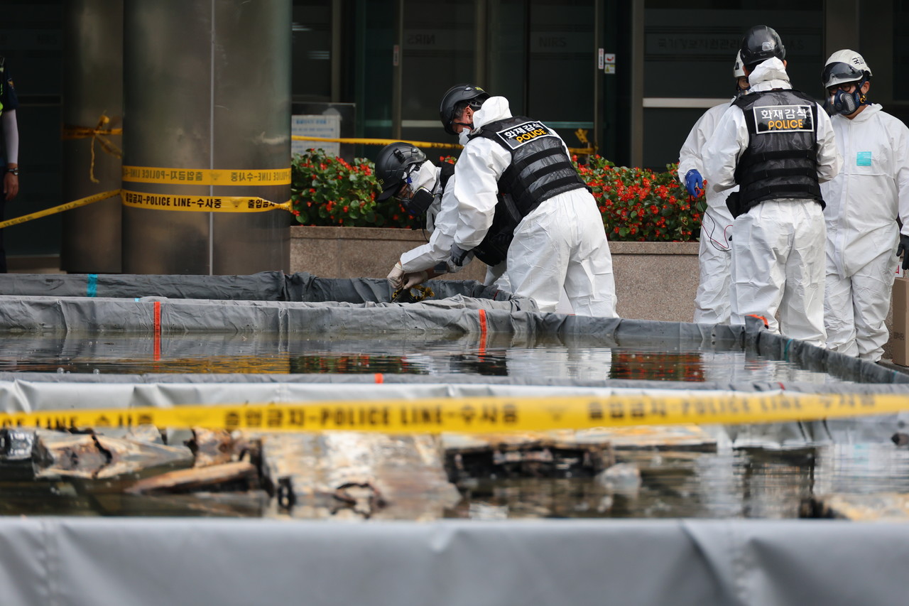 지난 9월 30일 오전 대전 유성구 국가정보자원관리원(국정자원) 화재 현장에서 감식 관계자들이 불이 붙었던 무정전·전원 장치(UPS)용 리튬이온배터리의 상태를 살피고 있다.앞서 지난 26일 정부 전산시스템이 있는 국정자원에서 리튬이온배터리 화재가 발생해 정부 전산 서비스가 대규모로 마비된 바 있다. 2025.9.30 사진=연합뉴스. 