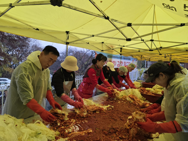 영생원은 25일 시설 내에서 사군자회 회원, 자원봉사자, 직원 등 50여 명이 참여한 가운데 사랑의 김장 담그기 행사를 진행했다.(사진/박병훈 기자)