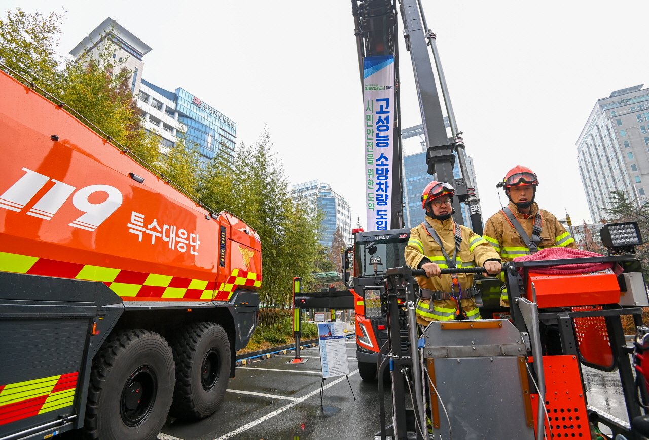 25일 대전시청에서 무인파괴방수차, 험지펌프차 등 고성능 소방차량 도입시연회가 열려 이장우 대전시장이 장비에 탑승하고 있다. 김주형 기자 kjh2667_@cctoday.co.kr