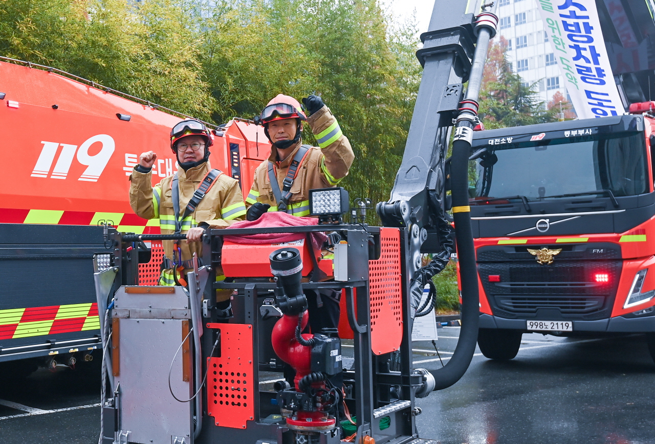 25일 대전시청에서 무인파괴방수차, 험지펌프차 등 고성능 소방차량 도입시연회가 열려 이장우 대전시장이 장비에 탑승하고 있다. 김주형 기자 kjh2667_@cctoday.co.kr