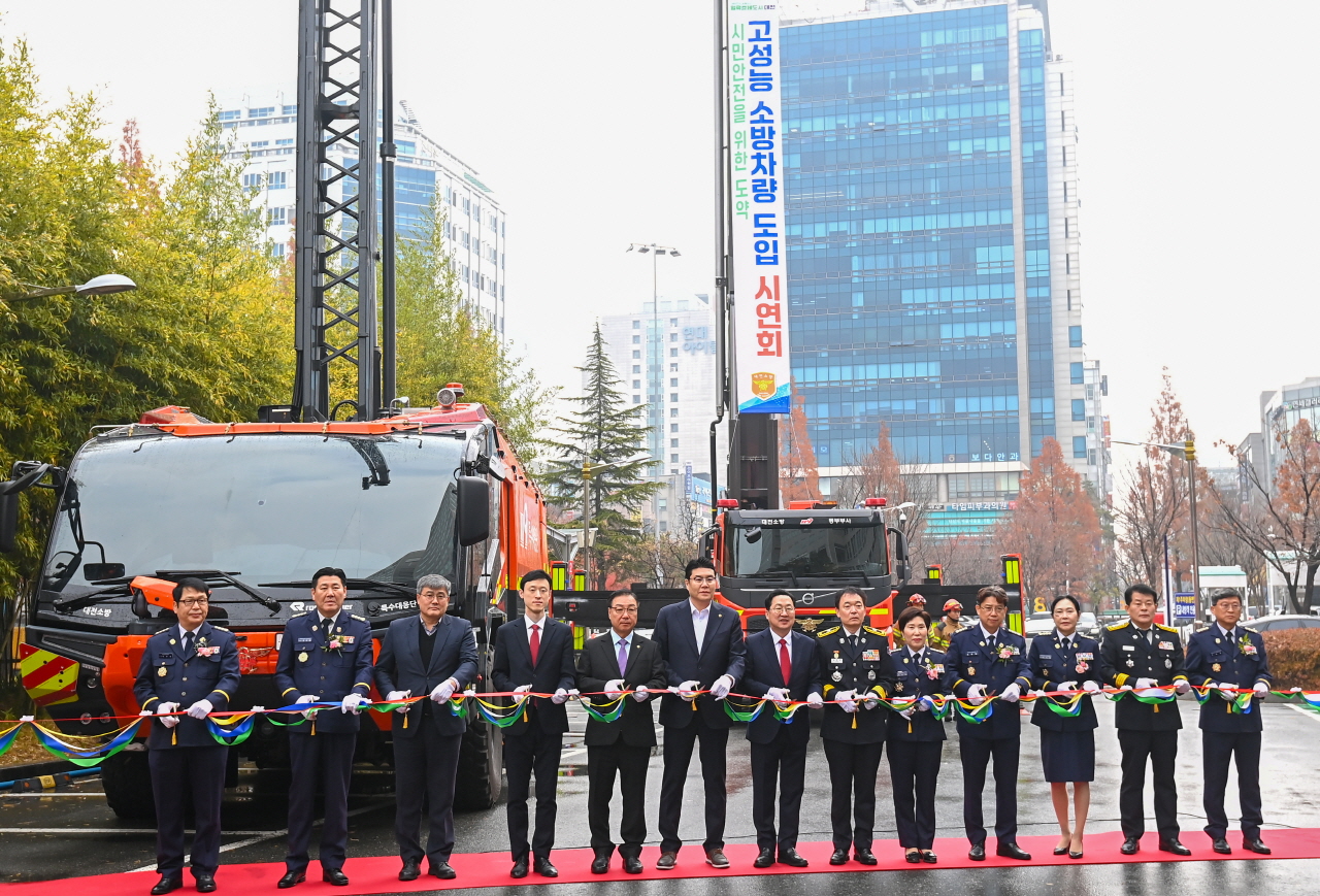 25일 대전시청에서 무인파괴방수차, 험지펌프차 등 고성능 소방차량 도입시연회가 열려 이장우 대전시장과 참석한 관계자들이 테이프 커팅식을 하고 있다. 김주형 기자 kjh2667_@cctoday.co.kr