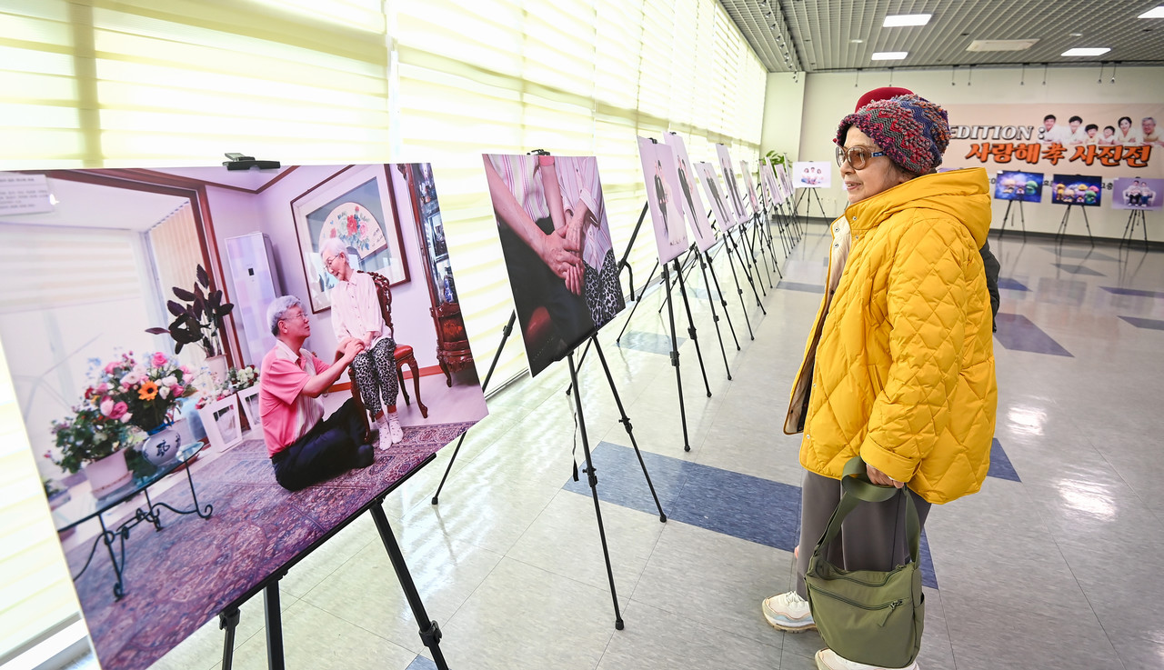 25일 대전 중구 한국효문화진흥원에서 열린 ‘편집EDTion: 사랑해孝 사진전’을 찾은 시민들이 사진을 구경하고 있다. 김주형 기자 kjh2667_@cctoday.co.kr