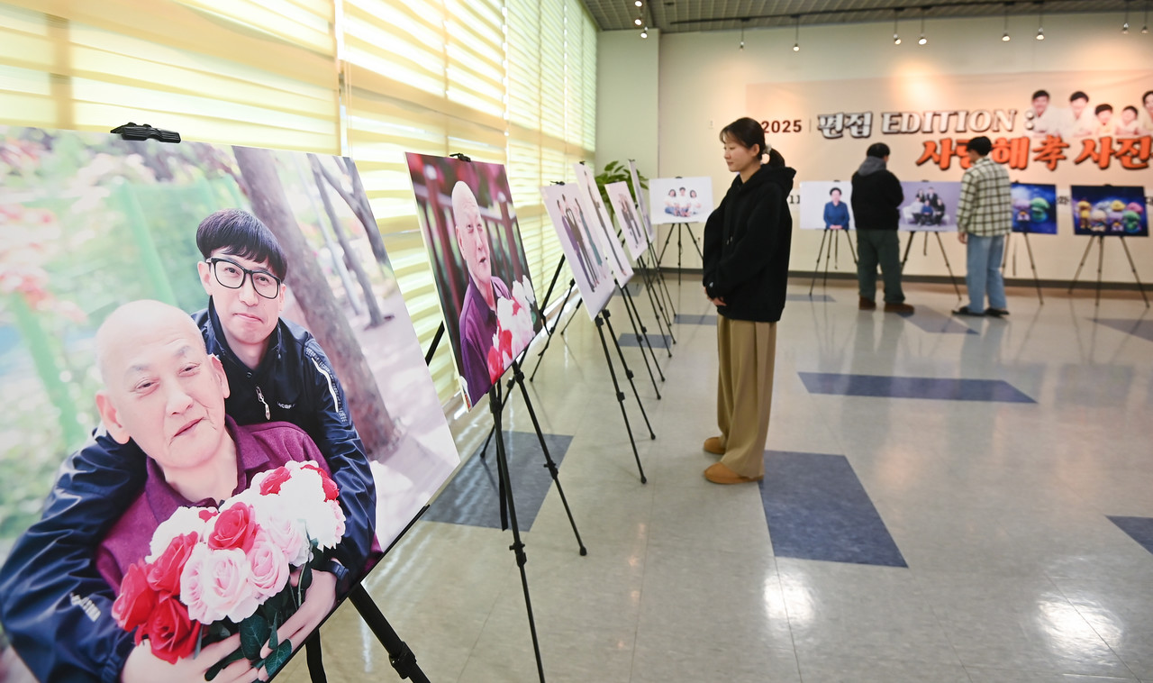 25일 대전 중구 한국효문화진흥원에서 열린 ‘편집EDTion: 사랑해孝 사진전’을 찾은 시민들이 사진을 구경하고 있다. 김주형 기자 kjh2667_@cctoday.co.kr