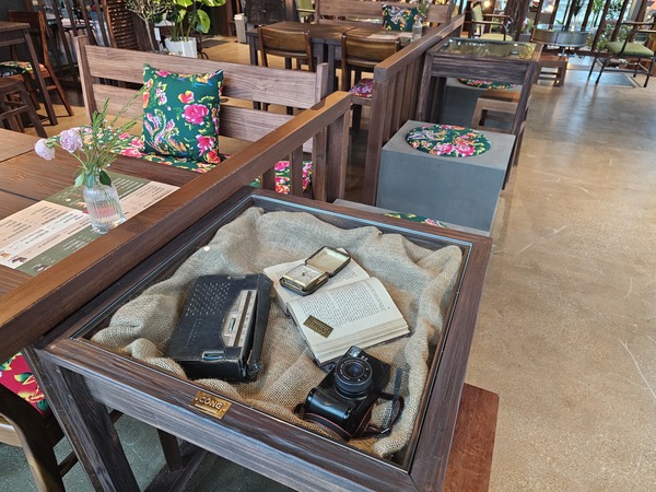 시간 여행을 떠나는 듯한 공간, 베트남 1980년대 녹음기와 카메라 등 일상 소품들이 방문객들에게 색다른 감각적 경험을 제공한다. 사진=김흥준 기자