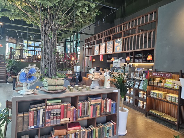 베트남에서 직접 수입한 1980년대 일상 소품과 서적등을 배치해, 방문객들이 마치 베트남 거리의 한 골목에 들어선 듯한 감성을 느낄 수 있다.사진=김흥준 기자