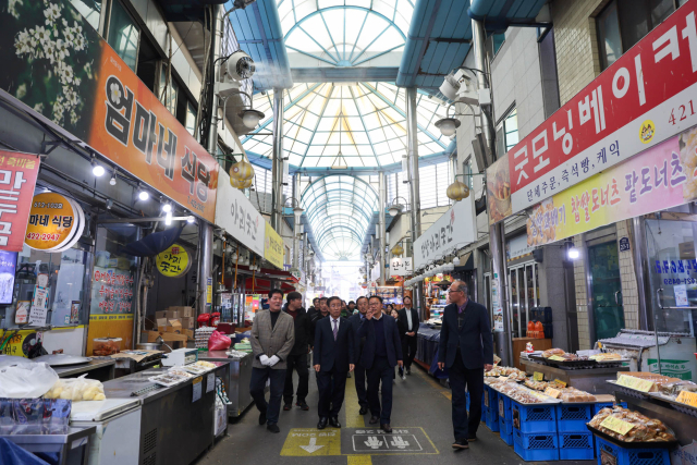 단양군은 24일 단양구경시장에서 증발냉방 시스템 준공 기념 시연회를 열고 있다. 단양군 제공