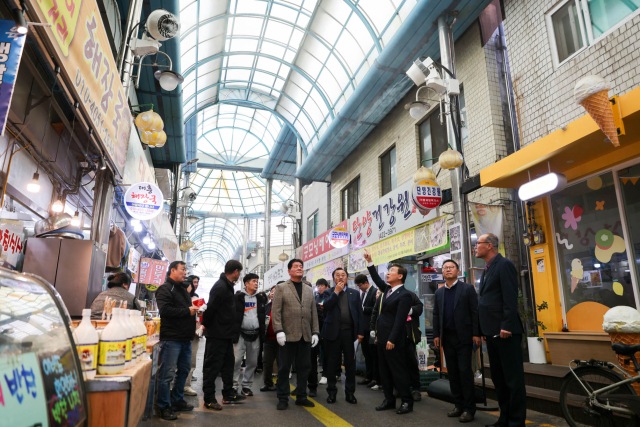 단양군이 24일 단양구경시장에서 증발냉방 시스템 준공 기념 시연회를 열고 있다. 단양군 제공