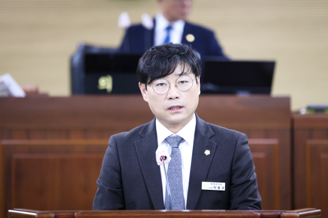 이봉규 운영위원장이 본회의장에서 청양군 도시가스 공급시설 설치비 지원 조례안 제정 취지를 설명하고 있다.