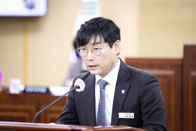 이봉규 운영위원장이 본회의장에서 청양군 도시가스 공급시설 설치비 지원 조례안 제정 취지를 설명하고 있다.