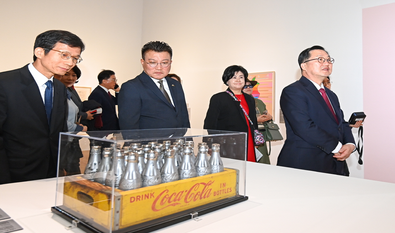 '앤디 워홀: 예술을 팔다' 개막