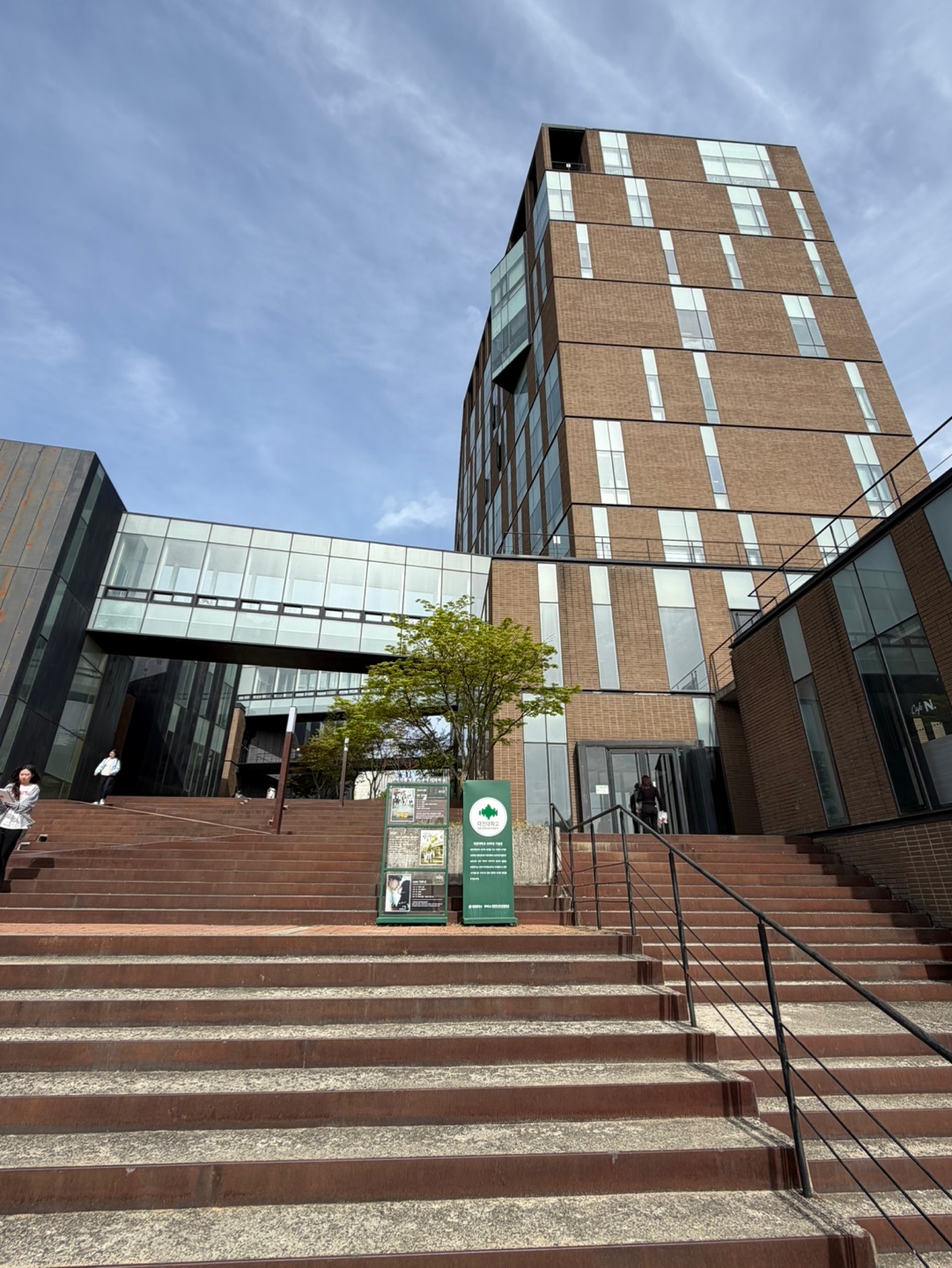 영화 ‘도둑들’, 드라마 ‘낭만닥터 김사부 2’, ‘이두나!’ 등을 찍은 대전대 30주년 기념관. 사진=정현태 기자