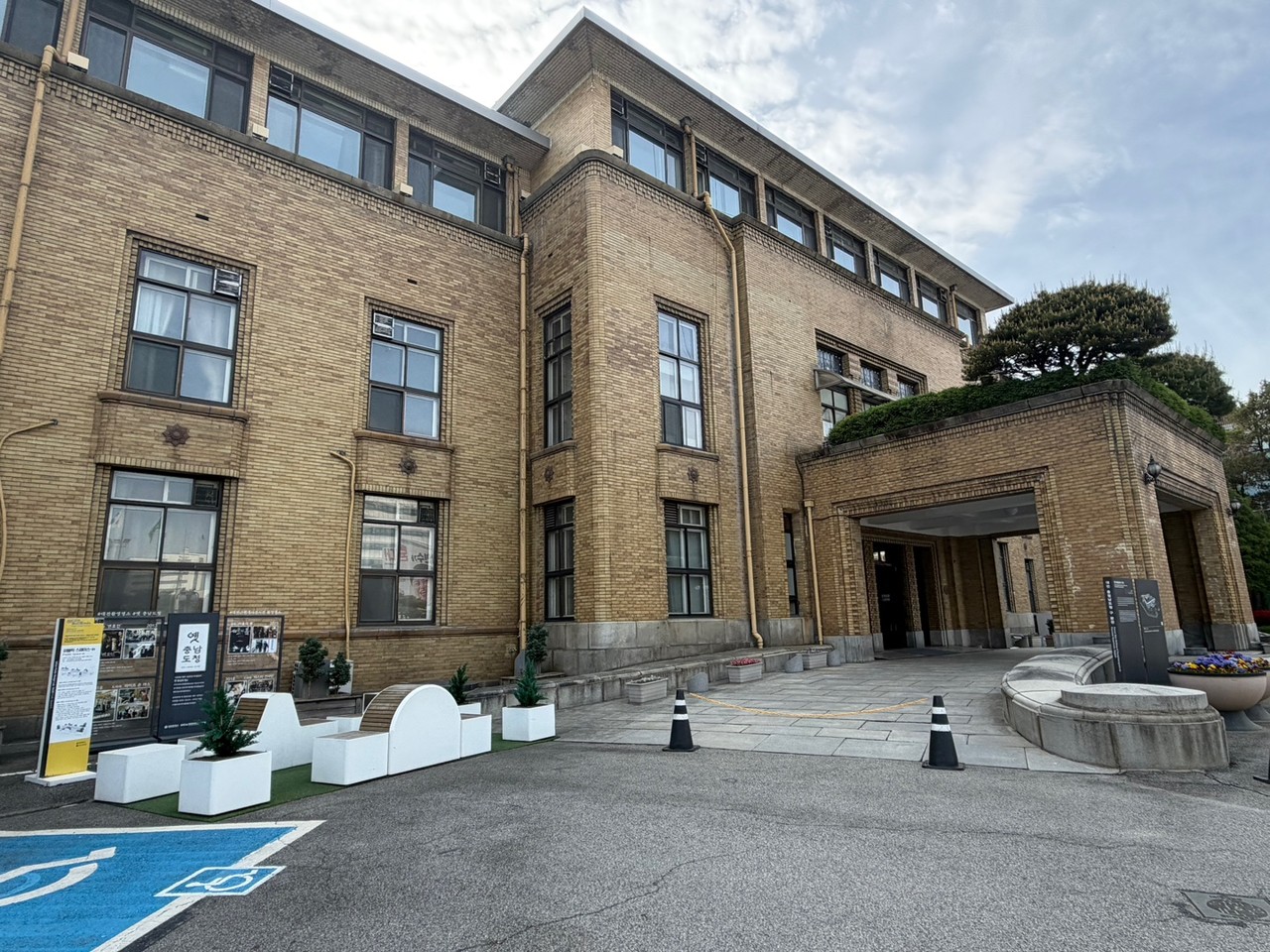 영화 '서울의 봄', '변호인', 드라마 '미스터 션샤인' 등을 찍은 옛 충남도청사(대전근현대전시관). 사진=정현태 기자