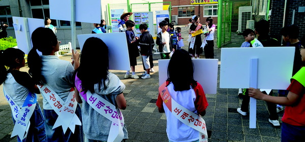 ▲ 교문 주변에서 캠페인을 진행중인 모습.