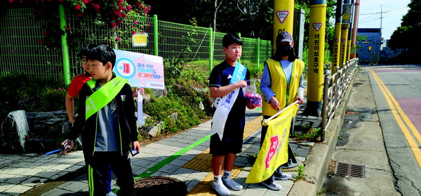 ▲ 통학로에서 시민들을 대상으로 캠페인을 진행중인 모습.