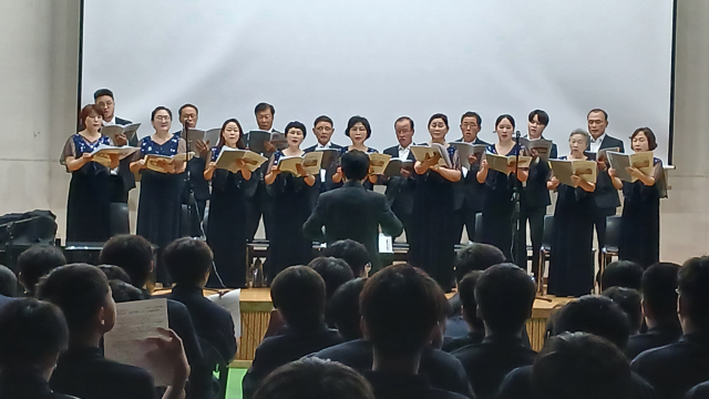 ▲논산 기민중학교에서 열린 '호국의 여정' 음악회에서 국내 유일의 육·해·공군 예비역 간부와 가족들로 구성된 합창단 '코리아 베테랑 코랄'이 창작 합창곡 '외로운 섬, 격렬비'를 초연하고 있다. 사진=김흥준 기자