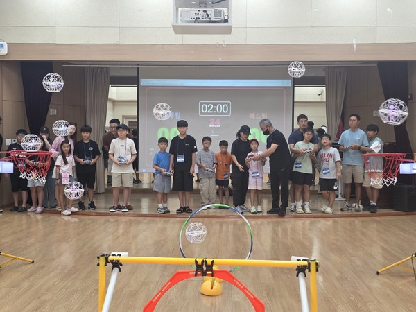 다 함께 드론 날리며 웃음꽃 핀 하루 - 뉴스 썸네일 이미지